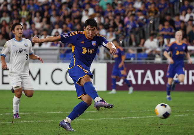 주민규 '슛'

    (울산=연합뉴스) 김용태 기자 = 18일 울산 문수축구경기장에서 열린 아시아축구연맹(AFC) 챔피언스리그(ACL) 엘리트(ACLE) 울산 HD와 일본 가와사키 프론탈레의 경기에서 울산 주민규가 슛하고 있다. 2024.9.18