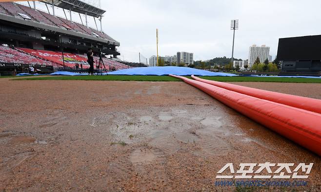 22일 광주 기아챔피언스필드에서 열릴 한국시리즈 1차전 KIA 타이거즈와 삼성 라이온즈의 서스펜디드 경기. 구단 관계자들이 비에 젖은 그라운드를 정비하고 있다. 광주=박재만 기자 pjm@sportschosun.com/2024.10.22/