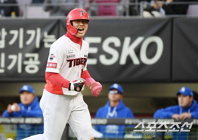 23일 광주 기아 챔피언스필드에서 열린 삼성과 KIA의 한국시리즈 1차전 서스팬디드 경기. 7회말 1사 1, 3루 소크라테스 타석. 3루주자 최원준이 폭투 때 홈인하고 있다. 광주=정재근 기자 cjg@sportschosun.com/2024.10.23/