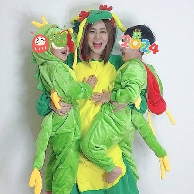 두 아들을 안고 있는 아오이 소라. 아이들의 얼굴은 공개 하지 않아, 본인이 안보이도록 처리했다. /아오이 소라 제공