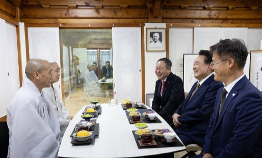 윤석열 대통령이 22일 부산 금정구 범어사를 찾아 주지 정오스님과 함께 차담을 하고 있다. 연합뉴스