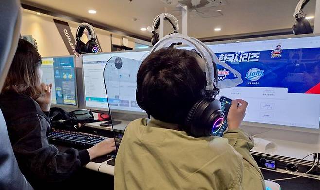 2024프로야구 한국시리즈를 앞두고 지난 20일 오후 광주 남구 봉선동 한 PC방에서 야구팬들이 티켓 예매를 하기 위해 컴퓨터 모니터를 응시하고 있다.ⓒ뉴시스