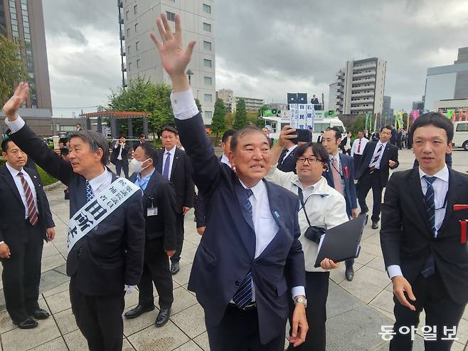 이시바 시게루 일본 총리(가운데)가 23일 이바라키현 미토시 미토역 앞에서 유권자들에게 손을 흔들며 인사를 하고 있다. 미토=이상훈 특파원 sanghun@donga.com