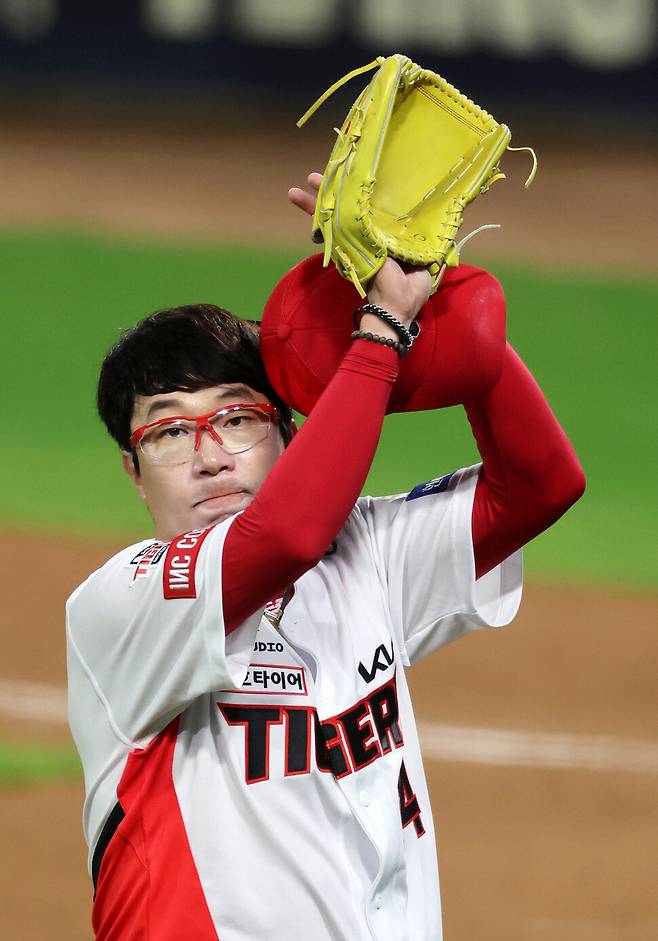 기아(KIA) 타이거즈 양현종이 23일 광주 기아챔피언스필드에서 열린 2024 신한 SOL 뱅크 KBO 포스트시즌 한국시리즈 2차전 삼성 라이온즈와 경기에서 6회초에 교체되며 연호하는 관중들에게 인사하고 있다. 연합뉴스