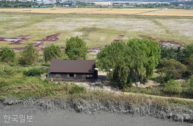 시흥 갯골생태공원의 갯골습지센터. 공원 안 모든 건물을 소금창고 형식으로 만들어 놓았다.