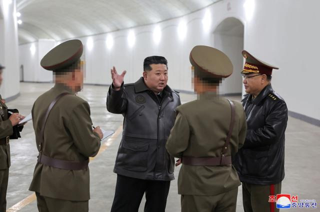 김정은 북한 국무위원장이 전략미사일기지를 시찰하고 발사 관련 시설 요소별 기능과 능력, 전략미사일 전투직일 근무(당직 근무) 상태 등 나라의 안전과 직결된 전략적 억제력의 가동 준비 태세를 점검했다고 조선중앙통신과 노동신문이 23일 보도했다. 평양=조선중앙통신 연합뉴스