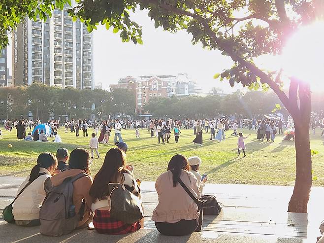 시민공원은 타이중 시민을 위한 도심 속 오아시스다. 우리네 한강공원처럼 두런두런 모여 앉아 여유를 즐긴다.