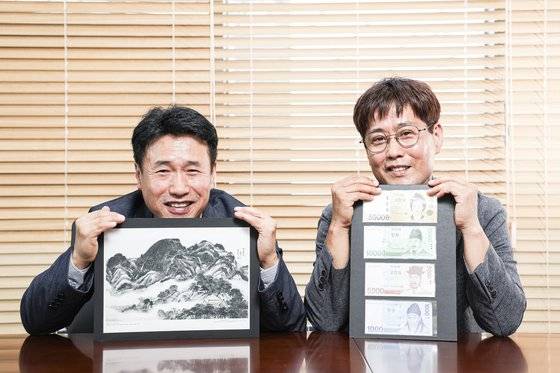 한국조폐공사 가성현 디자인 총괄 책임(오른쪽)과 신인철 수석선임이 17일 오후 서울 마포구 창전동 한국조폐공사 오롯디윰관에서 화폐 보안기술이 적용된 인왕제색도 요판화를 소개하고 있다. 김경록 기자.