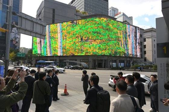 서울 중구 명동에 대규모 디지털 사이니지가 들어선다. 사진은 신세계백화점 본점에 들어서는 대형 LED 전광판을 시험 가동 중인 모습. [사진 중구청]