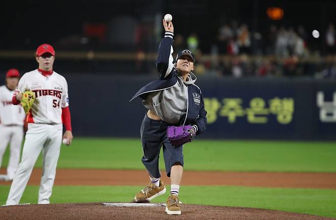 23일 오후 광주 기아챔피언스필드에서 열린 프로야구 ‘2024 신한 SOL 뱅크 KBO 포스트시즌’ 한국시리즈 2차전 삼성 라이온즈와 KIA 타이거즈의 경기에서 방탄소년단(BTS) 제이홉(정호석)이 시구를 하고 있다. 뉴스1