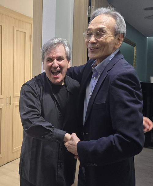 지난 1일 바이로이트 페스티벌에서 함께 활동했던 런던심포니 상임지휘자 안토니오 파파노(왼쪽)와 해후했다. 유주현 기자