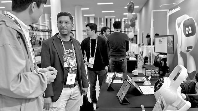 < LG ‘AI 홈 로봇’ > LG전자는 덴마크 오덴세에서 열리고 있는 ‘로스콘 2024’에서 가정용 전자제품을 구동하는 로봇 ‘AI 홈 허브’와 소프트웨어 개발 키트(SDK)를 공개했다고 23일 발표했다.   뉴스1