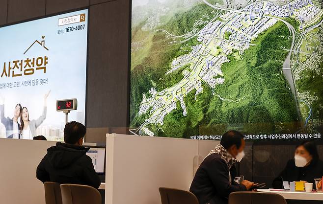 지난 2021년 12월 송파구 장지동 3기 신도시 사전청약 현장접수처를 방문한 사람들이 청약 상담을 받고 있는 모습. 연합뉴스