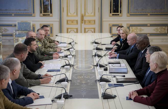 Ukrainian President Volodymyr Zelensky meets with U.S. Defense Secretary Lloyd Austin in Kyiv, the capital of Ukraine, to discuss bilateral military cooperation to counter Russia on October 21 (local time). EPA Yonhap News