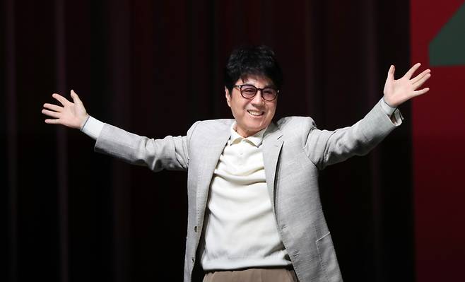 Singer Cho Yong-pil poses at a press conference to celebrate the release of his 20th album at the Blue Square Mastercard Hall in Yongsan, Seoul, on October 22. Senior Reporter Seo Sung-il