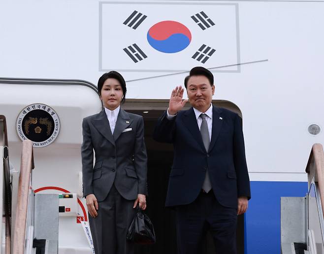 지난 6일 윤석열 대통령의 아세안 정상회의 참석에 동행하는 김건희 여사. 최근 명태균씨 메시지에 나오는 ‘오빠’와 관련해 정치권에선 ‘진짜 오빠가 누구냐’를 두고 논쟁이 이어졌다. 연합뉴스