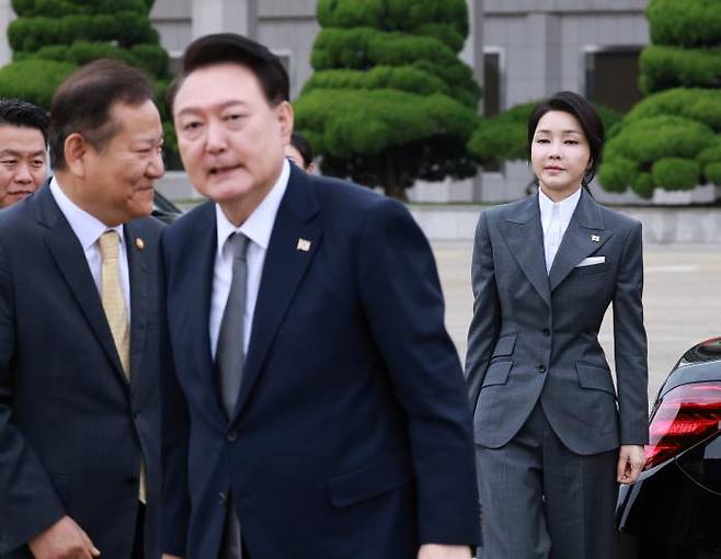 지난 6일 윤석열 대통령의 아세안 정상회의 참석에 동행하는 김건희 여사.  연합뉴스