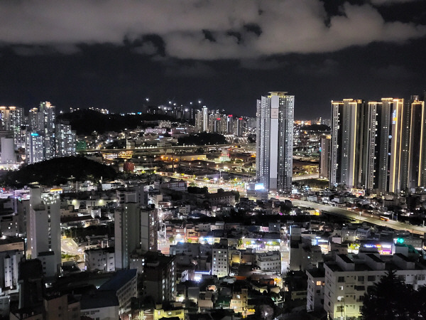 책마루전망대에서 본 원도심 야경.