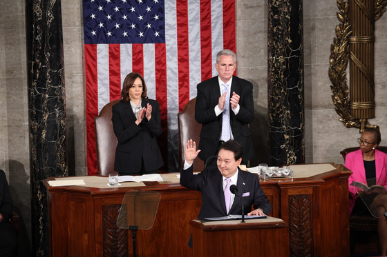 U.S. Vice President Kamala Harris, left, and Speaker of the House of Representatives Kevin McCarthy, right, applaud as South Korean President Yoon Suk Yeol addresses a joint session of Congress in Washington on April 27, 2023. [YONHAP]