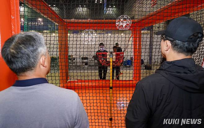 23일 경기 고양시 킨텍스 제2전시장에서 열린 '2024 고양 드론·도심항공모빌리티 박람회 드론 농구대회에서 선수들이 경기를 펼치고 있다.