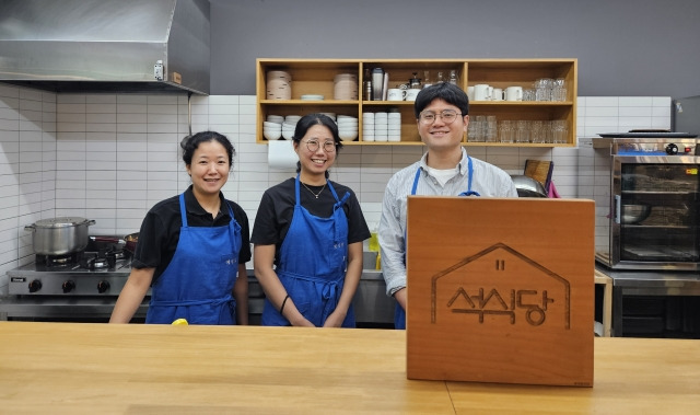 석식당의 주인장인 최현석 목사와 아내인 이은희 사모, 석식당 셰프인 이은혜씨(오른쪽부터). 원주=신은정 기자