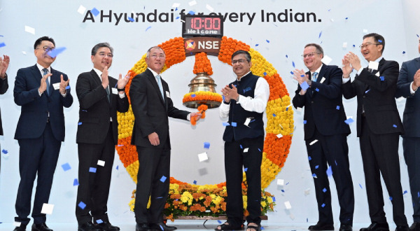 Hyundai Motor Group Chairman Chung Euisun participates in the opening bell-ringing ceremony at the National Stock Exchange of India (NSE) in Mumbai on the morning of the 22nd. (Hyundai Motor)