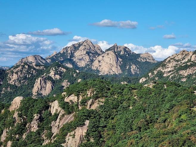 북한산 전경. 북한산은 역사적으로 성산으로 인식되면서 대형 절들이 계곡마다 빼곡하게 들어섰다. [배한철 기자]