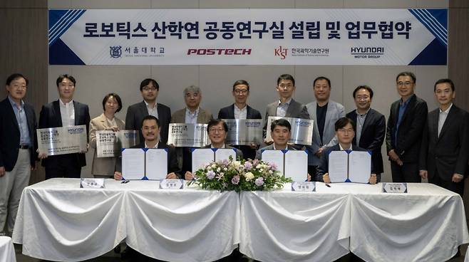 왼쪽부터 POSTECH 산학협력단 김종규 단장, 서울대학교 공과대학장 김영오 교수, 현대차·기아 R&D본부장 양희원 사장, 한국과학기술원 AI·로봇연구소 김익재 소장/사진제공=현대차그룹