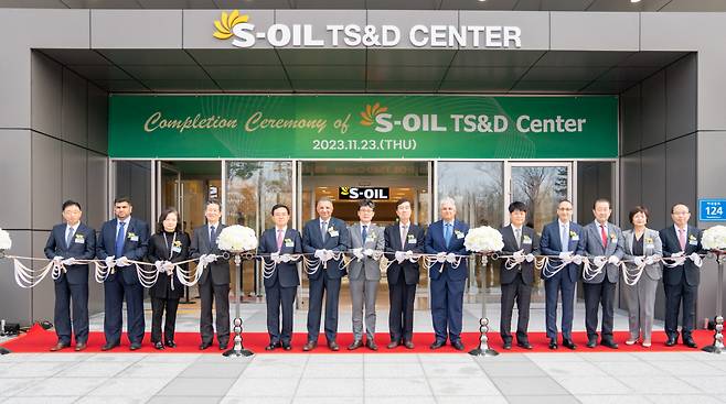지난해 11월 진행된 S-OIL TS&D센터 준공식에서 안와르 알 히즈아지(왼쪽 여섯번째) S-OIL CEO가 참석자들과 테이프 컷팅식을 하고 있다. [S-OIL 제공]