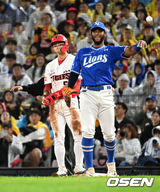 [OSEN=광주, 이대선 기자] 21일 광주 기아챔피언스필드에서 2024 신한 SOL뱅크 KBO 한국시리즈 1차전 KIA 타이거즈와 삼성 라이온즈의 경기가 열렸다.KIA는 네일, 삼성은 원태인을 선발 투수로 내세웠다.4회말 2사 1루에서 KIA 김도영이 삼성 원태인의 계속되는 견제에 유니폼을 털고 있다. 2024.10.21 / sunday@osen.co.kr