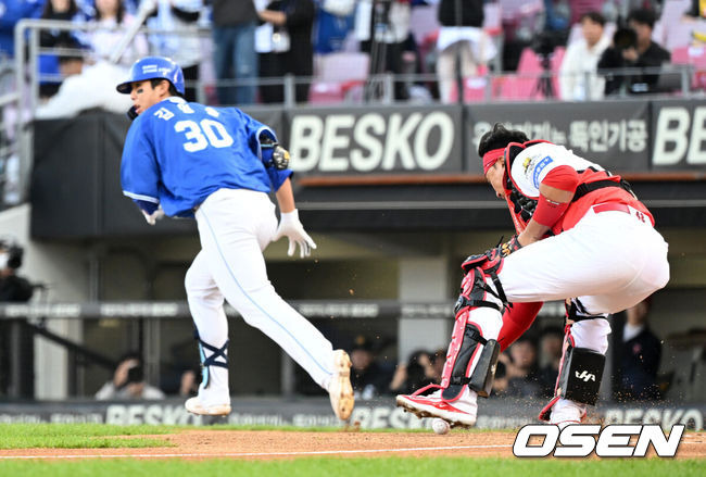 [OSEN=광주, 이대선 기자] 23일 오후 광주-기아 챔피언스필드에서 2024 신한 SOL Bank KBO리그 삼성 라이온즈와 KIA 타이거즈의 한국시리즈(KS·7전4선승제) 1차전 서스펜디드 경기가 열렸다.가을야구 사상 첫 서스펜디드 게임으로 일정이 꼬인 2024 KBO 한국시리즈(KS)는 초유의 2박3일 경기에 실질적인 더블헤더로 치러진다. 이날 1차전 서스펜디드 게임과 2차전이 차례로 펼쳐진다.6회초 무사 1,2루에서 삼성 김영웅의 번트 때 KIA 김태군이 수비하고 있다. 2024.10.23 / sunday@osen.co.kr