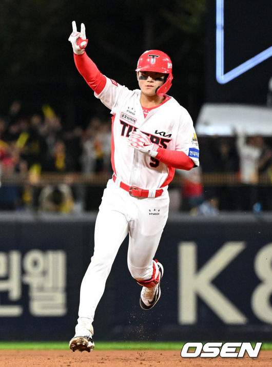 [OSEN=광주, 이대선 기자] 23일 광주 기아챔피언스필드에서 2024 신한 SOL뱅크 KBO 한국시리즈 2차전 KIA 타이거즈와 삼성 라이온즈의 경기가 열렸다.KIA는 양현종, 삼성은 황동재를 선발 투수로 내세웠다.2회말 2사에서 KIA 김도영이 우월 솔로 홈런을 치고 환호하고 있다. 2024.10.23 / sunday@osen.co.kr