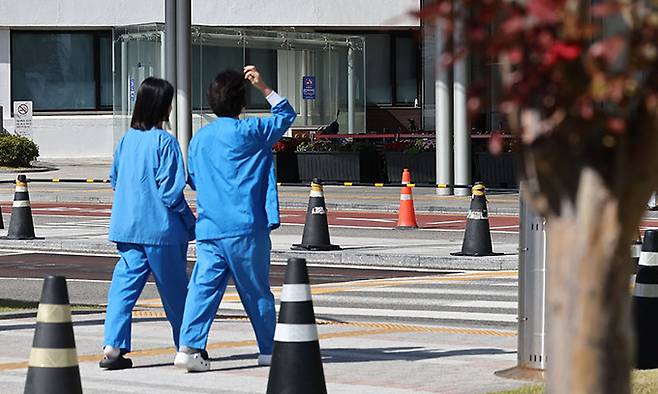 서울의 한 대학 병원에서 의료진이 걸어가고 있다. 연합뉴스