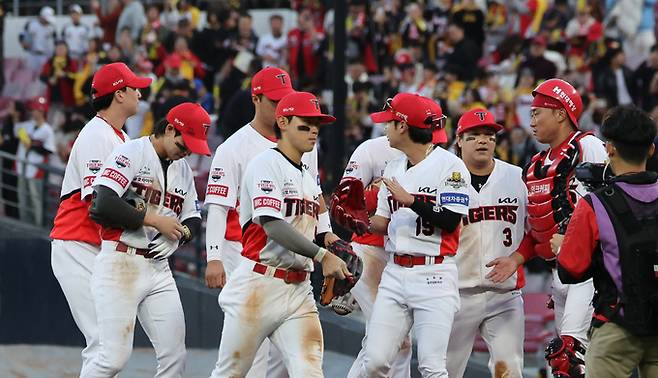 23일 광주 북구 광주-기아챔피언스필드에서 재개된 삼성 라이온즈와 KIA 타이거즈의 2024 KBO 포스트시즌 한국시리즈 1차전 서스펜디드 경기, 5-1로 승리한 KIA 선수들이 자축하고 있다.뉴시스