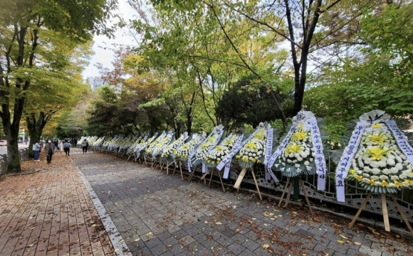 경기 성남시의의원의 자녀가 연루된 이른바 ‘모래 학폭’이 발생한 성남의 한 초등학교 인근에 지역 학부모들이 보낸 근조 화환이 설치돼 있다. 자료 : 온라인 커뮤니티