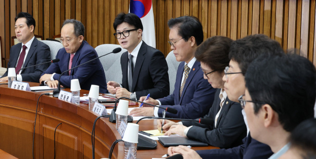 한동훈(왼쪽 세 번째) 국민의힘 대표가 23일 오전 국회에서 열린 확대당직자회의에서 발언하고 있다. 연합뉴스