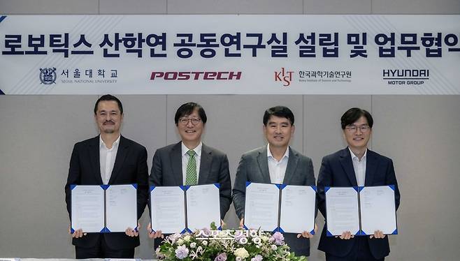 왼쪽부터 POSTECH 산학협력단 김종규 단장, 서울대학교 공과대학장 김영오 교수, 현대차·기아 R&D본부장 양희원 사장, 한국과학기술원 AI·로봇연구소 김익재 소장이 기념 사진 포즈를 취하고 있다.