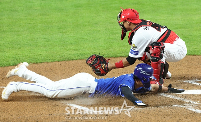 '2024 KBO 포스트시즌 한국시리즈 2차전' KIA-삼성전이 23일 광주-기아챔피언스필드에서 열렸다.  삼성 6회초 1사 1,2루에서 2루주자 류지혁이 김현준의 좌중간 안타 때 홈으로 뛰어들어 세이프되고 있다. KIA 포수는 김태군. /사진=김진경 대기자