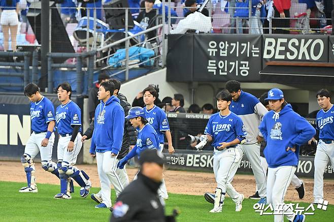 23일 오후 광주기아챔피언스필드에서 열린 '2024 신한 SOL Bank KBO 한국시리즈' 삼성 라이온즈와 KIA 타이거즈의 1차전 서스펜디드 경기, KIA가 삼성에 5:1 역전승을 거두며 한국시리즈 첫 승을 거뒀다.  경기종료 후 삼성 선수들이 아쉬워하고 있다. 광주, 김한준 기자