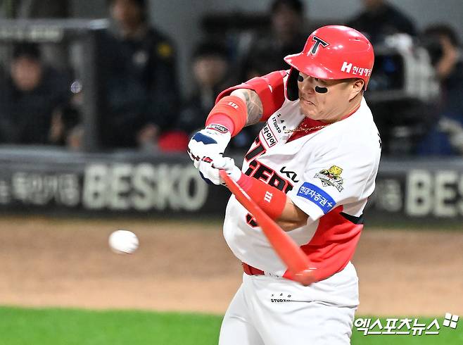 23일 오후 광주기아챔피언스필드에서 열린 '2024 신한 SOL Bank KBO 한국시리즈' 삼성 라이온즈와 KIA 타이거즈의 2차전 경기, 1회말 1사 3루 KIA 최형우가 1타점 적시타를 날리고 있다. KIA는 2차전에서 8-3 완승을 거두고 같은 날 먼저 열린 1차전 5-1 승리를 묶어 하루에 2승을 챙기고 통합 우승에 성큼 다가섰다. 역대 한국시리즈 1~2차전 연승팀 우승확률은 90%다.  광주, 김한준 기자