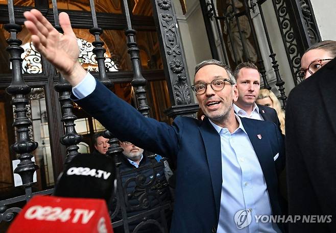 총선 승리 후 기뻐하는 키클 자유당 대표 [AFP=연합뉴스 자료사진]