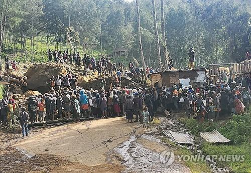 파푸아뉴기니 엥가주 산악마을 주민들 지난 5월 28일 파푸아뉴기니 엥가주 산악마을 주민들이 산사태 현장에 모여있다. 본 기사와 관련 없음.
[EPA 연합뉴스 자료사진. 재판매 및 DB 금지]