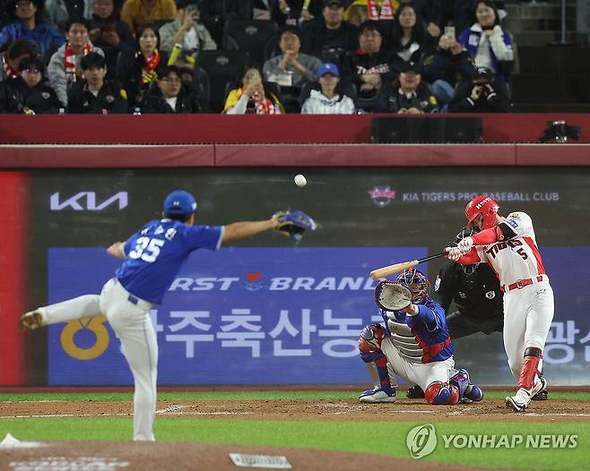 김도영, 솔로홈런 (광주=연합뉴스) 이지은 기자 = 23일 광주 기아챔피언스필드에서 열린 2024 신한 SOL뱅크 KBO 포스트시즌 한국시리즈 2차전 삼성 라이온즈와 KIA 타이거즈의 경기. 2회말 2사 상황에서 KIA 김도영이 솔로홈런을 치고 있다.2024.10.23 jieunlee@yna.co.kr