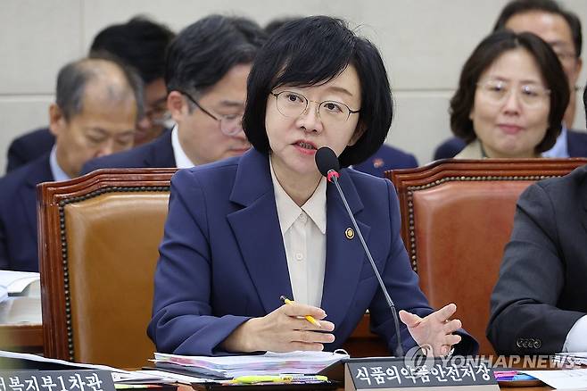 답변하는 오유경 식약처장 (서울=연합뉴스) 김주성 기자 =오유경 식품의약품안전처장이 23일 오전 국회에서 열린 보건복지위원회의 보건복지부와 질병관리청, 식품의약품안전처 등에 대한 국정감사에서 위원 질의에 답하고 있다. 2024.10.23 utzza@yna.co.kr