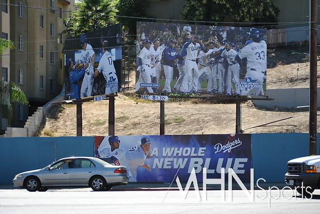 &nbsp;(LA 다운타운에서 '다저 스타디움'으로 가는 길목에 다저스 광고판이 걸려있다)