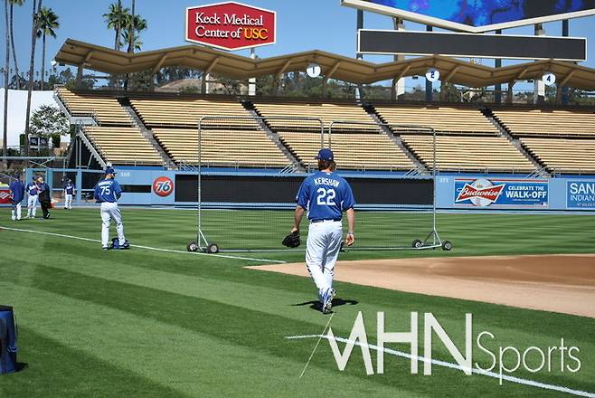 (다저 스타디움에서 선수들이 몸을 풀기 위해 외야로 이동하고 있다)