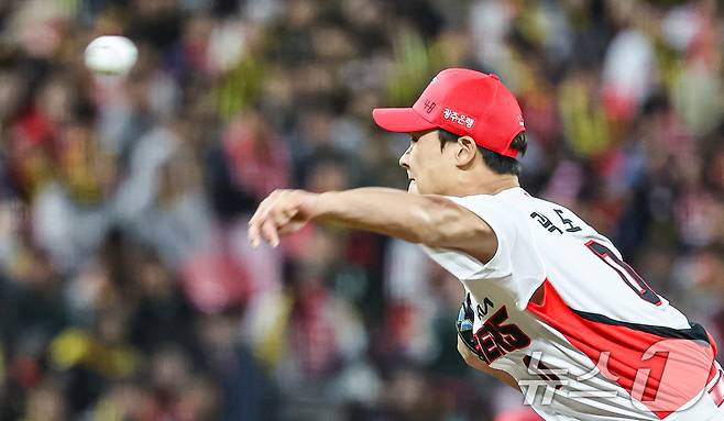 23일 오후 광주 북구 기아챔피언스필드에서 열린 프로야구 '2024 신한 SOL 뱅크 KBO 포스트시즌' 한국시리즈 2차전 삼성 라이온즈와 KIA 타이거즈의 경기, 8회초 KIA 곽도규가 역투하고 있다. 2024.10.23/뉴스1 ⓒ News1 김도우 기자