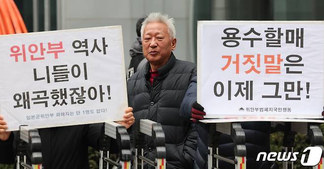 류석춘 전 연세대 교수가 6일 서울 종로구 평화로 일본대사관 인근에서 열린 제1625차 일본군성노예제 문제해결을 위한 정기 수요시위를 건너편 인도에서 바라보고 있다. 2023.12.6/뉴스1 ⓒ News1 허경 기자