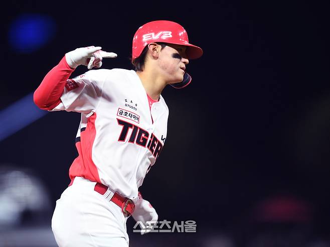 KIA 김도영이 23일 광주-기아 챔피언스 필드에서 열린 삼성과 2024 KBO 한국시리즈 2차전 2회말 2사 우월홈런을 날린 후 환호하고 있다. 광주 | 최승섭기자 thunder@sportsseoul.com