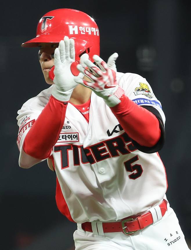 KIA 김도영이 23일 광주-기아 챔피언스 필드에서 열린 2024 KBO 한국시리즈 2차전 삼성과 경기에서 1회말 선취점을 뽑는 타점을 기록한 후 박수를 치고 있다. 사진 | 광주=연합뉴스